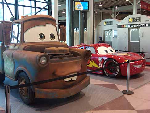 Disney Cars 2 - Disney Cars 2 - pick-up artist Mater e la supercar Lightning McQueen red